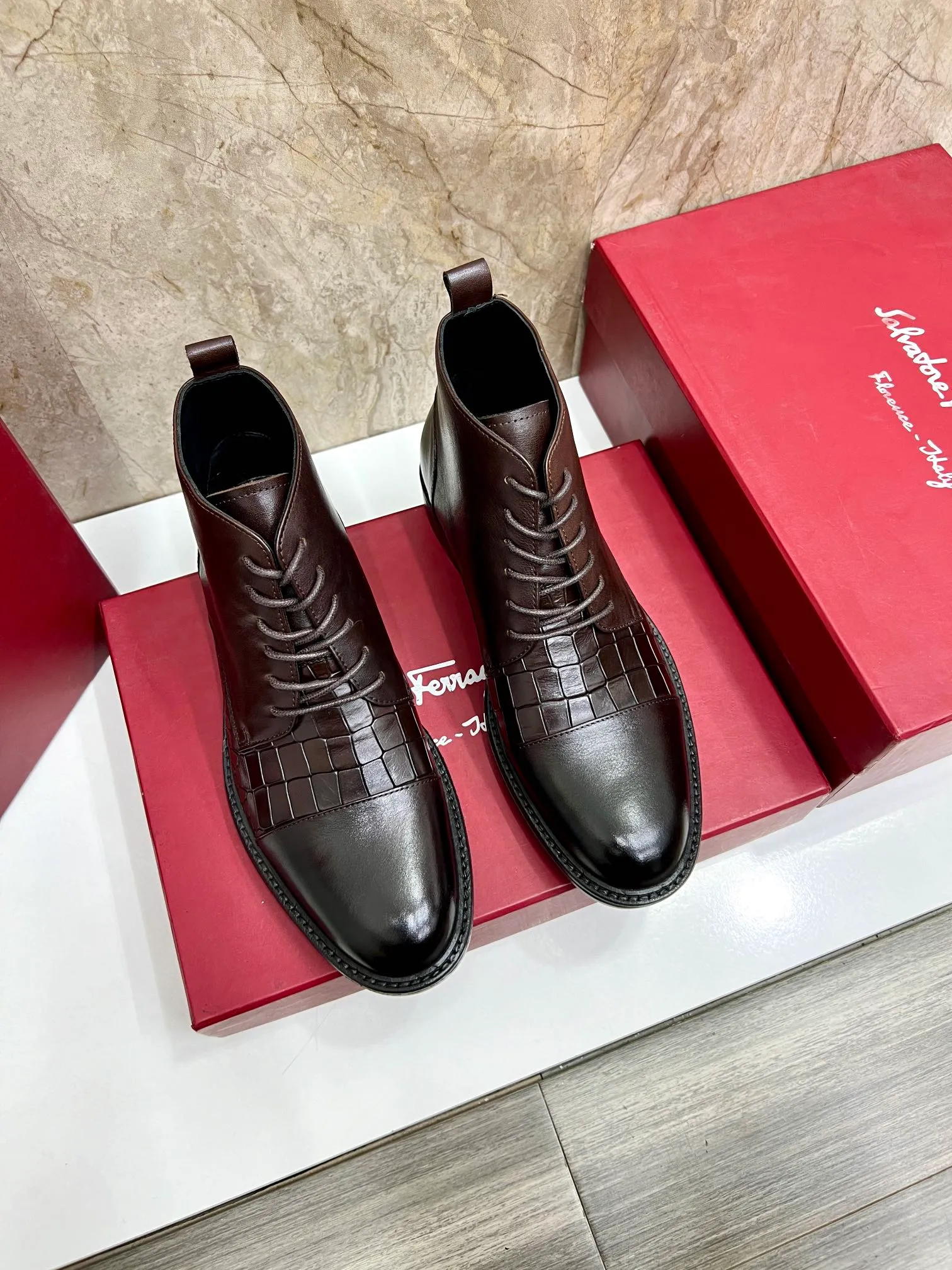 Original order quality: Men's shoes 💰700 Brand: Ferragamo (Ferragamo) One size larger: Men's size 38-44 (45 customized) Grade: Same style as the official website High-end men's shoes Material: Original cowhide, cowhide lining, original outsole Style category: Chelsea men's boots Fashion trend Color: Actual picture